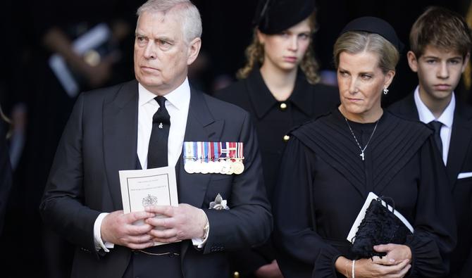 S'il est apparu ces derniers jours aux côtés de ses frères et soeur pour les processions derrière le cercueil d'Elizabeth II à Edimbourg puis à Londres, le prince Andrew n'a pas porté l'uniforme, contrairement au reste de la fratrie. (Photo, AFP)