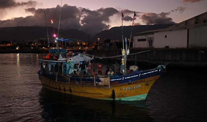Un bateau de pêche immatriculé au Sri Lanka avec 46 personnes à bord, dont deux femmes et six enfants, a accosté samedi matin à la Réunion, île française de l'Océan indien. (Photo, AFP)