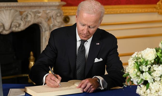 Le président américain Joe Biden signe un livre de condoléances à Lancaster House à Londres le 18 septembre 2022 suite au décès de la reine Elizabeth II le 8 septembre. (Photo, AFP)