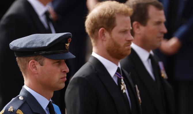 Les princes William et Harry, réputés en froid, ont marché côte-à-côte derrière le cercueil de leur grand-mère Elizabeth II lundi lors de ses funérailles. (Photo, AFP)
