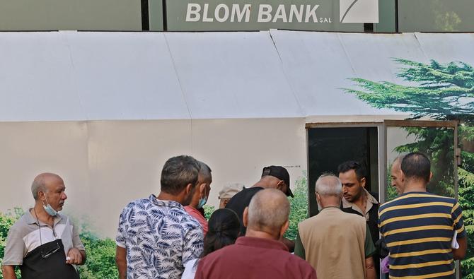De longues files d'attente étaient visibles lundi devant plusieurs banques au Liban. (Photo, AFP)