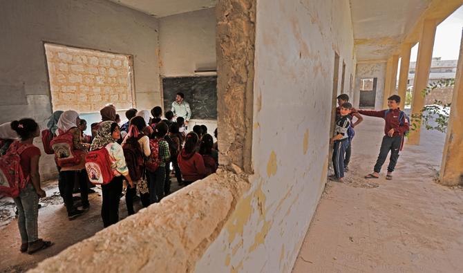 Des écoliers syriens se tiennent dans une salle de classe de leur école à Tadif, à 32 kilomètres à l'est de la ville d'Alep, le 26 septembre 2022. (Photo, AFP)