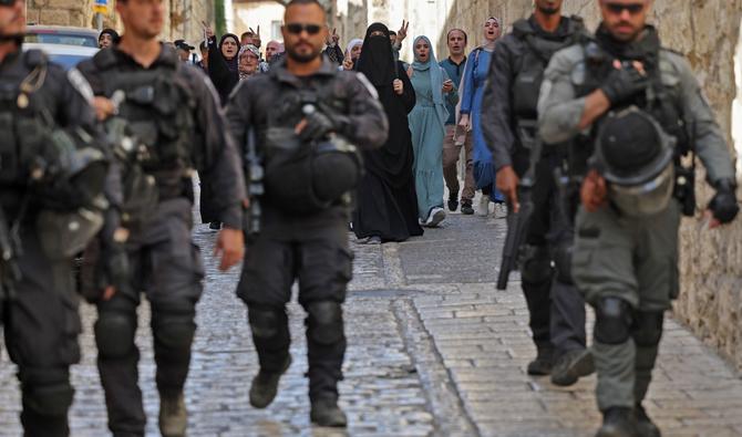 Des Palestiniennes musulmanes crient des slogans après que les forces de sécurité israéliennes ont refusé les visiteurs à l'entrée de l'enceinte de la mosquée Al-Aqsa, le troisième site le plus sacré de l'Islam, le 27 septembre 2022 pendant les vacances de Roch Hachana, le nouvel an juif. (Photo, AFP)