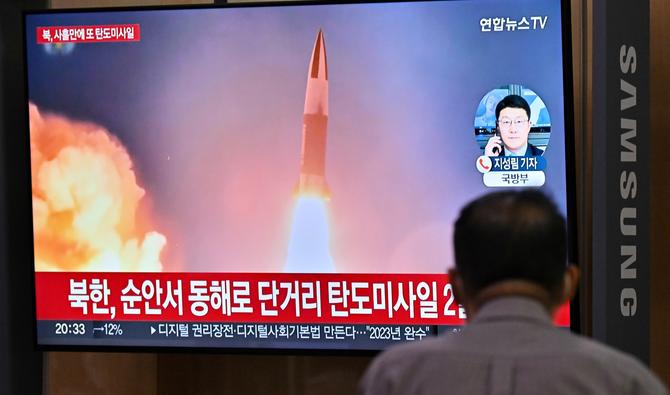 Un homme regarde un écran de télévision montrant une émission d'informations avec des images d'archives d'un test de missile nord-coréen, dans une gare de Séoul le 28 septembre 2022. (Photo, AFP)