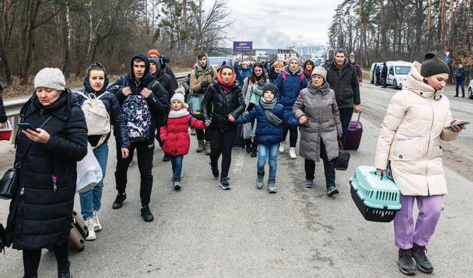 Des réfugiés ukrainiens sont évacués d'Irpin vers Kiev après l'invasion de l'Ukraine par les forces russes. (Shutterstock)