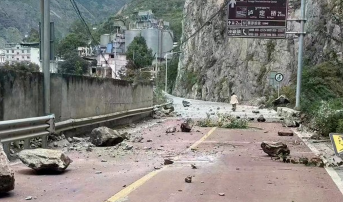 Des pierres se sont abattues sur une route située à proximité de la ville de Lengqi, dans le comté de Luding, dans la province du Sichuan (sud-ouest de la Chine), le lundi 5 septembre 2022. (AP)
