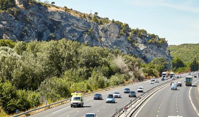 Les autoroutes représentent 1% du réseau routier français, mais 30% des distances parcourues et 25% des émissions de CO2 des transports, selon l'Union routière. (Photo, Vinci)