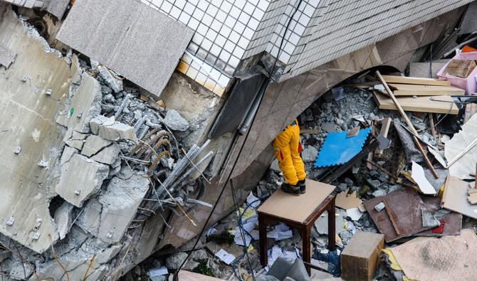 Le bâtiment Yun Tsui, qui penche à un angle précaire, dans la ville taïwanaise de Hualien le 9 février 2018, après que la ville a été frappé par un séisme de magnitude 6,4. (Fichier, AFP)