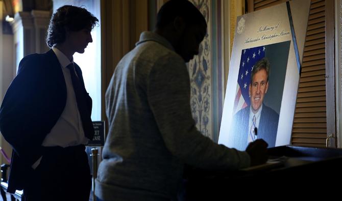 Le stagiaire Chris Jobson et l'assistant de presse Isaiah Calvin du Sénat Democratic Media Center signent un livre de condoléances pour l'ambassadeur américain Chris Stevens au Capitole, le 14 septembre 2012 à Washington. (Photo, AFP)