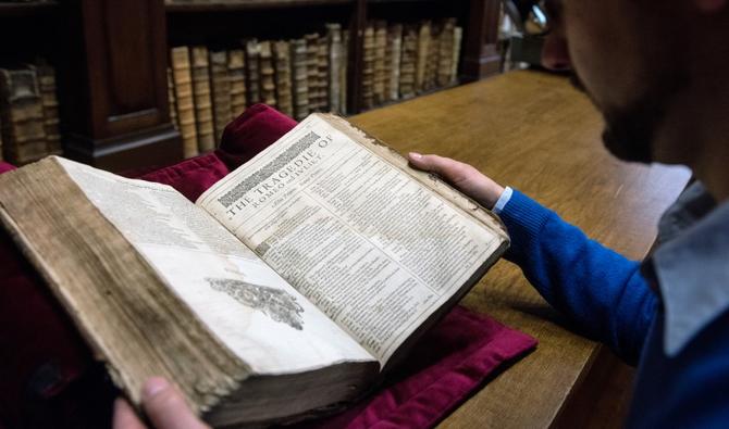 Rémy Cordonnier, bibliothécaire dans la ville septentrionale de Saint-Omer, près de Calais montre soigneusement le 25 novembre 2014, un exemplaire d'un précieux «Premier Folio» de Shakespeare, un recueil de certaines de ses pièces, datant de 1623. (Photo, AFP) 