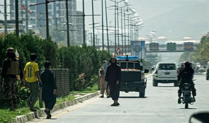 Des combattants talibans, au centre, montent la garde le long d’une route près de l’ambassade de Russie après un attentat-suicide à Kaboul, le 5 septembre 2022. (AFP)