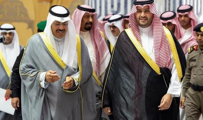 Le Premier ministre koweïtien, cheikh Ahmad Nawaf al-Sabah, est reçu par le ministre d’État saoudien, le prince Turki ben Mohammed ben Fahd, à Djeddah. (SPA)
