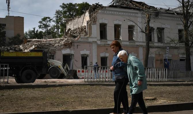 Des personnes passent devant des bâtiments fortement endommagés après la dernière attaque à la roquette russe à Dnipro, en Ukraine, le lundi 12 septembre 2022. (Photo, AP)