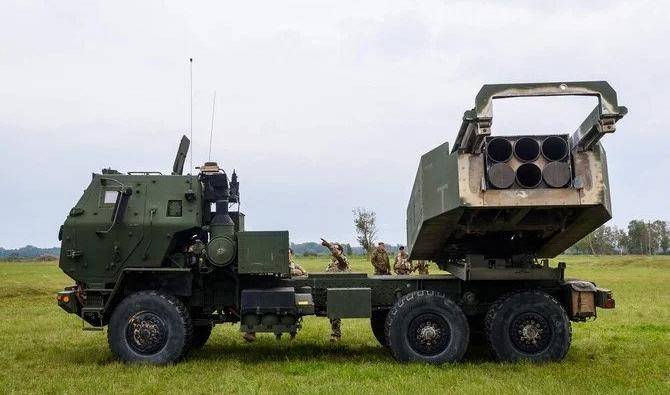Le High Mobility Artillery Rocket Systems (HIMARS) est photographié lors de l'exercice militaire «Namejs 2022» lundi à Skede, en Lettonie. (Photo, AFP)