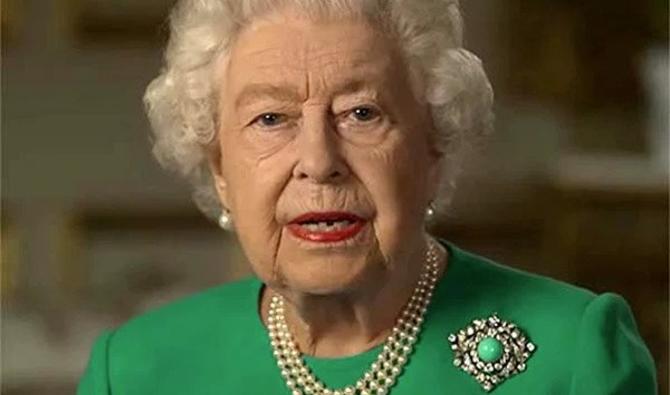 La reine portait souvent un collier de perles à trois rangs. (Palais de Buckingham)