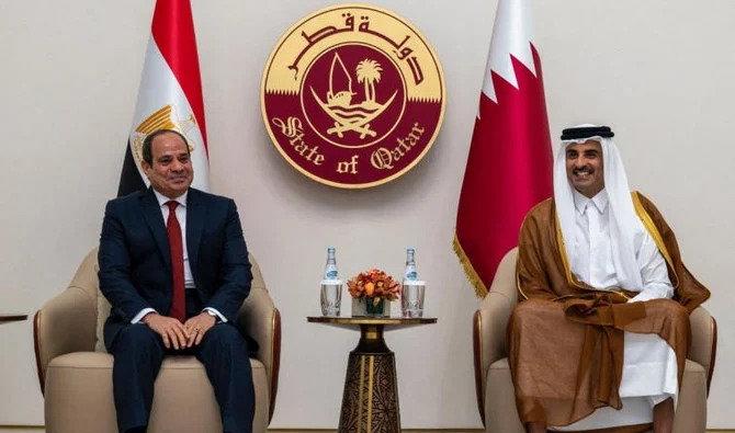 Le président Abdel Fattah Al-Sissi et l'émir du Qatar cheikh Tamim ben Hamad Al-Thani lors de leur rencontre à Doha. (Agence de presse du Qatar via Reuters) 