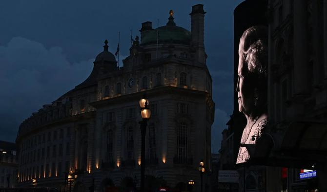 Dix jours de deuil national ont suivi le décès de la reine. Des dizaines (voire des centaines) de milliers de personnes ont fait la queue pour aller se recueillir devant son cercueil d'abord à Edimbourg, puis à Londres, à Westminster. (Photo, AFP)