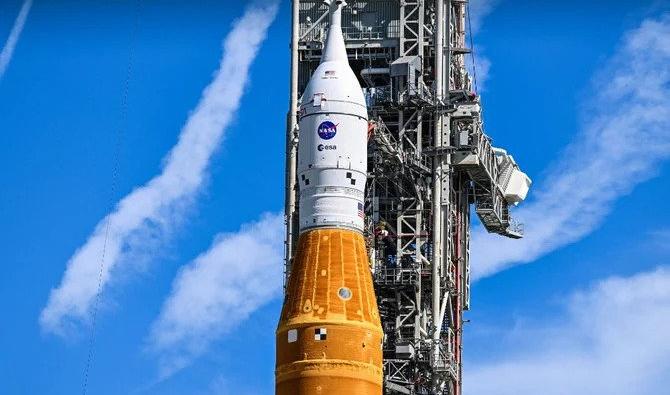 la fusée orange et blanche SLS, dont ce sera le baptême de l'air depuis le pas de tir 39B du centre spatial Kennedy, en Floride, est la plus puissante du monde. (Photo, AFP)