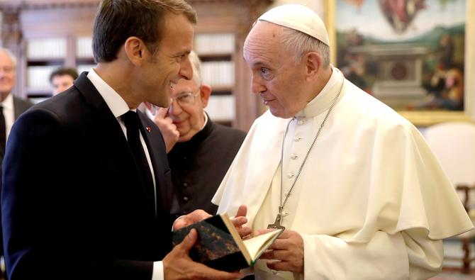 Le président français Emmanuel Macron échange des cadeaux avec le pape François à la fin d'une audience privée au Vatican, le 26 juin 2018. (Photo, AFP)