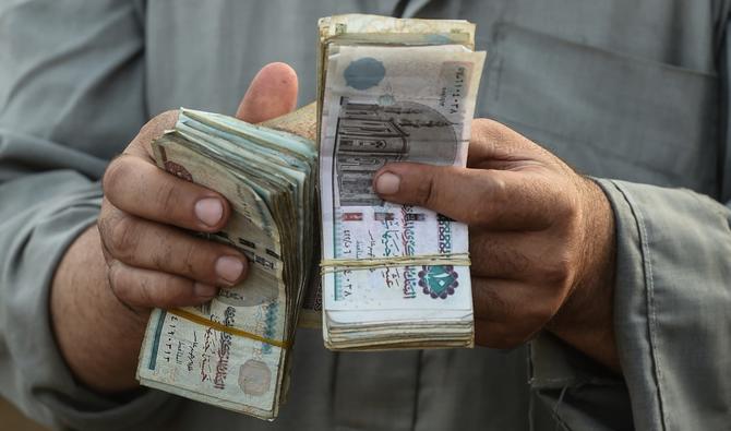 Dans la foulée de la guerre déclenchée en février, alors que des investisseurs retiraient des milliards de dollars des banques égyptiennes, Le Caire n'a cessé de dévaluer sa monnaie, plus ou moins graduellement. (Photo, AFP)