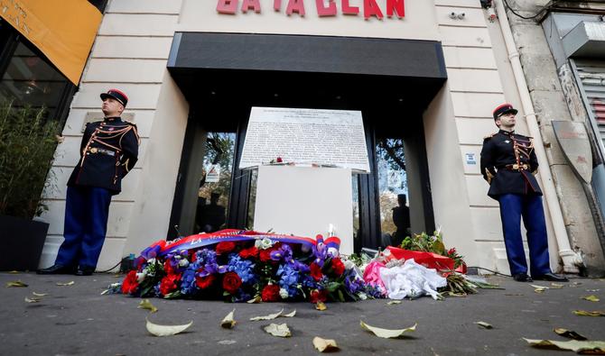 Des gardes se tiennent devant l'entrée du Bataclan à Paris le 13 novembre 2018, lors d'une cérémonie organisée en mémoire des victimes des attentats de Paris de novembre 2015. (Photo, AFP)