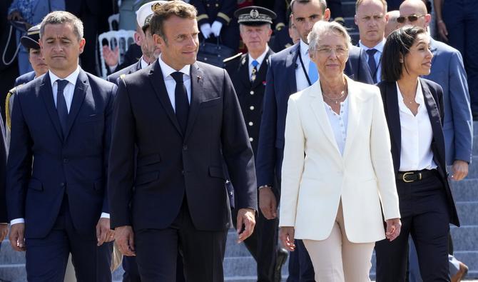 Le président français Emmanuel Macron et  la première ministre Elisabeth Borne lors du défilé militaire du 14 juillet sur l'avenue des Champs-Élysées à Paris, le 14 juillet 2022. (Photo, AFP)