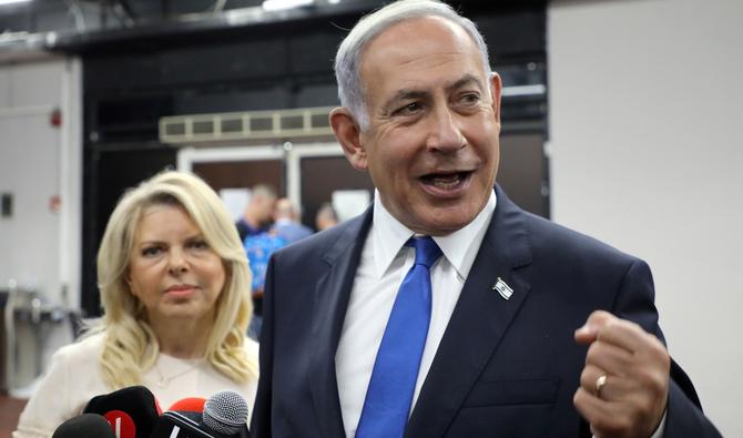 Le chef du parti du Likud israélien et ancien Premier ministre Benjamin Netanyahu après avoir voté aux côtés de sa femme Sara lors d'une primaire pour remplir la liste du parti à la Knesset (parlement israélien), à Tel Aviv, le 10 août 2022. (Photo, AFP)
