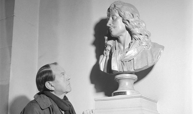L'acteur français Fernand Ledoux médite devant le buste de Molière, le 14 janvier 1951 à Paris, avant la répétition de «Tartuffe», presentée à la Comédie Française à l'occasion du 278e anniversaire de la mort de Molière. (Photo, Archives, AFP)