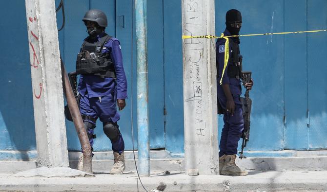 Des agents de sécurité patrouillent sur le site des explosions à Mogadiscio, le 20 août 2022. (Photo, AFP)