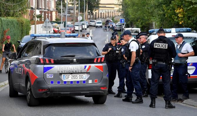 Des policiers se tiennent dans une rue où se trouve une maison appartenant à la famille d'Iman Hassan Iquioussen, à Lourches, dans le nord de la France, le 30 août 2022. (Photo, AFP)
