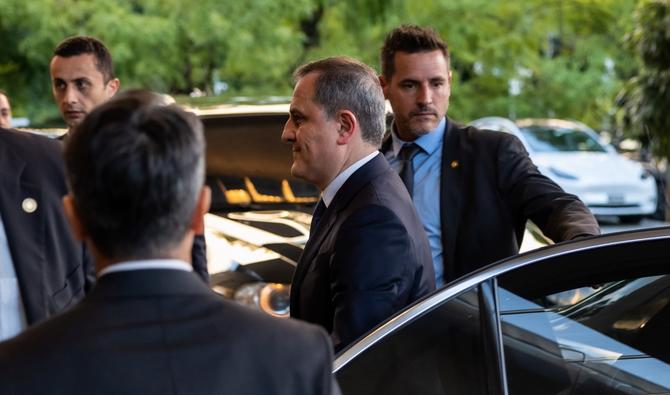 Le ministre azerbaïdjanais des Affaires étrangères Jeyhun Bayramov arrive à l'hôtel InterContinental pour une réunion avec son homologue arménien à Genève, le 2 octobre 2022. (Photo, AFP)