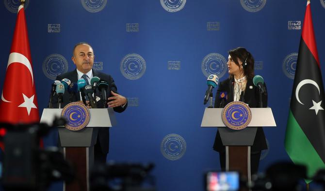 La ministre libyenne des Affaires étrangères Najla al-Mangoush et le ministre turc des Affaires étrangères Mevlut Cavusoglu assistent à une conférence de presse dans la capitale Tripoli, le 3 octobre 2022. (Photo, AFP)