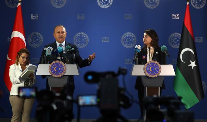 La ministre libyenne des Affaires étrangères Najla al-Mangoush et le ministre turc des Affaires étrangères Mevlut Cavusoglu assistent à une conférence de presse dans la capitale Tripoli, le 3 octobre 2022. (Photo, AFP)