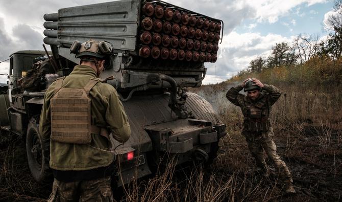 Des soldats ukrainiens se préparent à tirer un lance-roquettes multiple BM-21 «Grad» vers des positions russes dans la région de Kharkiv, le 4 octobre 2022. (Photo, AFP)