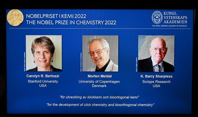 Les lauréats du prix Nobel de chimie 2022, le Danois Morten Meldal, l'Américaine Carolyn Bertozzi et son compatriote Barry Sharpless, lors d'une conférence de presse à l'Académie royale des sciences de Suède à Stockholm, le 5 octobre 2022. (Photo, AFP)