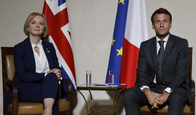 Le président français Emmanuel Macron et la première ministre britannique Liz Truss se rencontrent au château de Prague, en République tchèque, le 6 octobre 2022. (Photo, AFP)