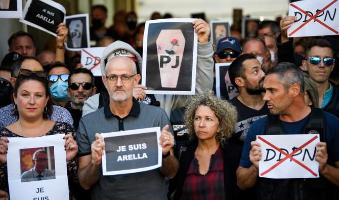 A Marseille, quelque 200 policiers de la PJ se sont regroupés vers midi à l'entrée de hôtel de police. Certains brandissaient des affichettes proclamant «Je suis Arella», d'autres l'image d'un cercueil frappé des lettres PJ. (Photo, AFP)