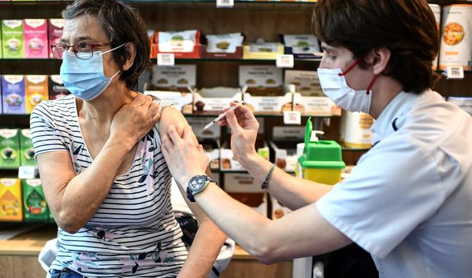Une femme se fait vacciner contre la Covid-19 dans une pharmacie à Paris, le 19 octobre 2022. (Photo, AFP)