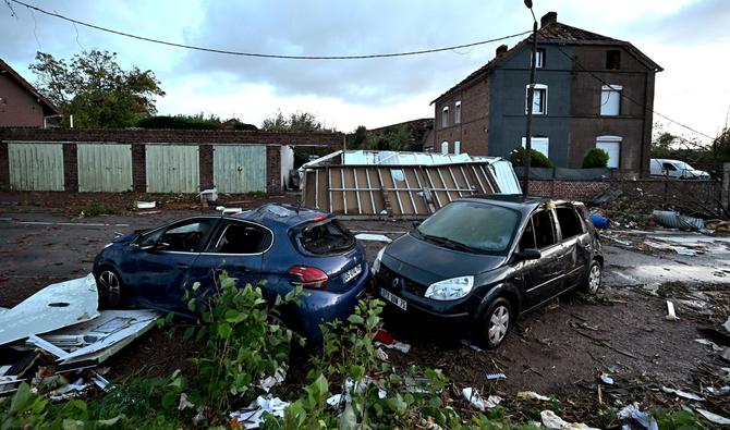 Cette photographie prise à Bihucourt, dans le nord de la France, le 24 octobre 2022, montre des voitures endommagées après qu'une tornade a frappé la région. (Photo, AFP)