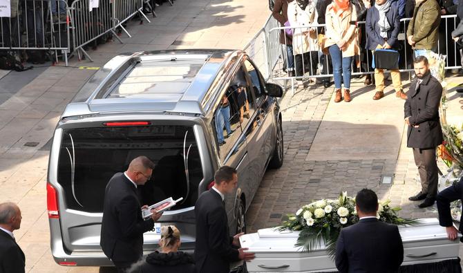 Le cercueil blanc, orné d'un bouquet de fleurs blanches, a été porté à l'intérieur de l'église vers 13H45, suivi par ses parents, ses frères, ses proches et une foule d'anonymes dans un silence empli d'émotion, puis quelques notes de musique. (Photo, AFP)