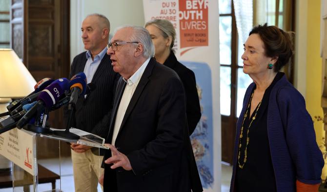 Didier Decoin, président de l'Académie Goncourt, annonce les noms des finalistes du prix Goncourt 2022 à la résidence de l'ambassadeur de France à Beyrouth, le 25 octobre 2022. (Photo, AFP)