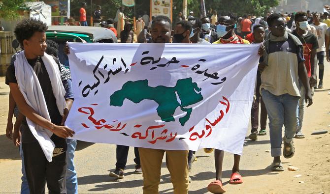 Sous des drapeaux soudanais, les manifestants scandaient «Les militaires à la caserne», réclamant un pouvoir civil dans un pays quasiment toujours sous la coupe de généraux depuis son indépendance en 1966. (Photo, AFP)