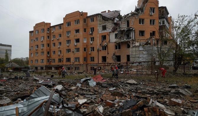 Une vue montre un immeuble résidentiel fortement endommagé par une attaque de missiles russes à Mykolaïv, en Ukraine, le 23 octobre 2022. (Reuters)