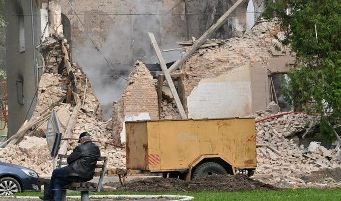 Un résident assis à l'extérieur d'un bâtiment détruit par des drones russes de fabrication iranienne après une frappe aérienne sur Bila Tserkva, au sud-ouest de Kiev. (Photo, AFP)