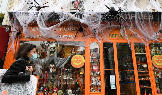Un magasin de costumes et de décoration fermé à Paris, le 30 octobre 2020. (Photo, AFP)