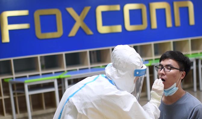 Foxconn, dont l'usine de Zhengzhou est celle qui fabrique le plus d'iPhone au monde, a dit affronter une «longue bataille» contre le foyer de Covid détecté, sans préciser le nombre d'employés confinés. (Photo, AFP)