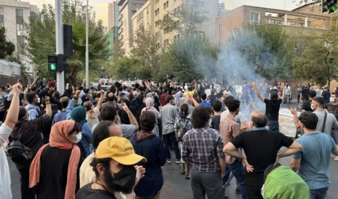 Les manifestations ont commencé il y a plus de trois semaines, après la mort de Mahsa Amini, une jeune femme de 22 ans, placée en garde à vue par la police des mœurs. (AFP)