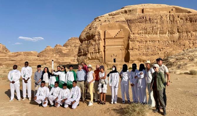 Gérard Mestrallet, président exécutif de l'Agence française pour le développement de la région d'AlUla (AfalUla) en Arabie saoudite s’est rendu sur le site archéologique de Hégra, entouré d’une délégation française. (Photo, Twitter, @AF_ALULA)