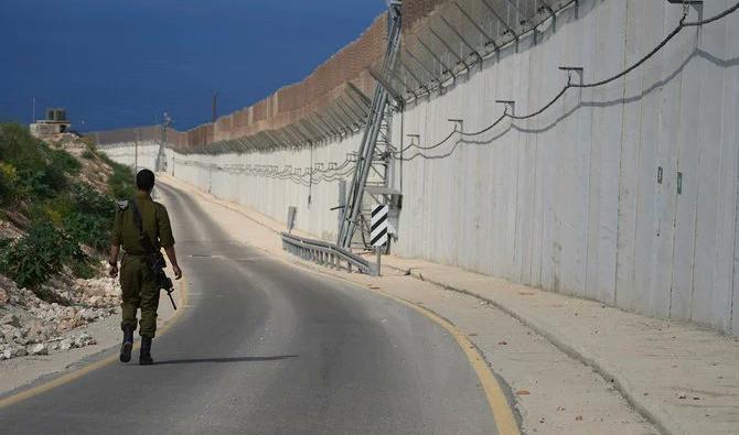 Un soldat israélien marche le long d'un mur à la frontière israélienne avec le Liban à Ras Hanikra, Israël, le vendredi 14 octobre 2022. (Photo, AP)