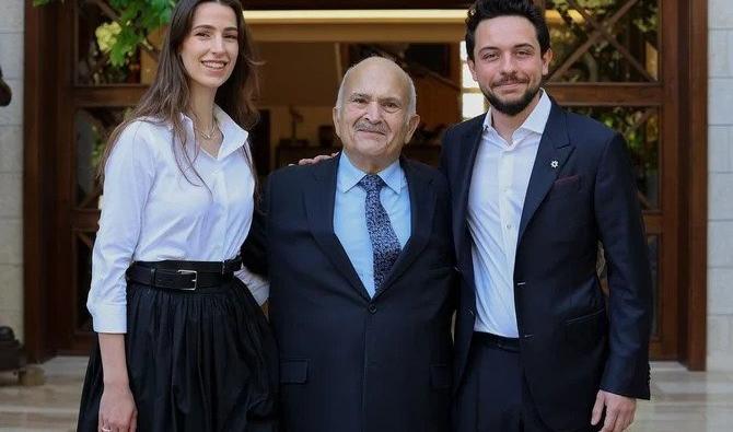 La fiancée saoudienne du prince héritier jordanien, Hussein ben Abdallah (à droite), Rajwa Khaled ben Musaed ben Saif ben Abdelaziz al-Saif (à droite), aux côtés du prince Hussein ben Talal (au centre). (Instagram)
